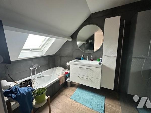 Maison de type 6 pièces, élevée sur un sous-sol totale, et édifiée sur un terrain de 420 m