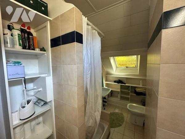 Maison de type 6 pièces, élevée sur un sous-sol totale, et édifiée sur un terrain de 420 m