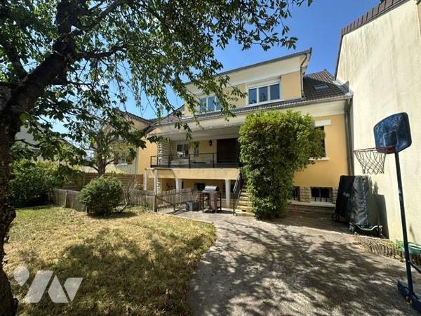 Maison de type 6 pièces, élevée sur un sous-sol totale, et édifiée sur un terrain de 420 m