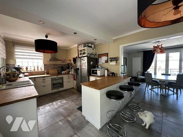 Maison de type 6 pièces, élevée sur un sous-sol totale, et édifiée sur un terrain de 420 m