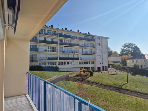 Appartement T3 lumineux avec balcon, garage et parking à Saumur
