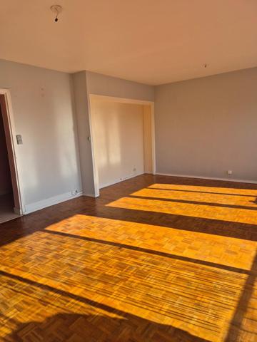 Appartement T3 lumineux avec balcon, garage et parking à Saumur