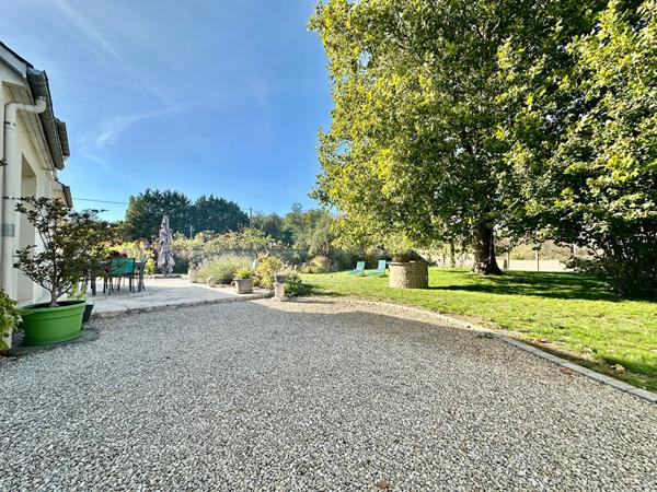 Maison coup de coeur à vendre à Chécy Maison avec garage, dépendance et carport