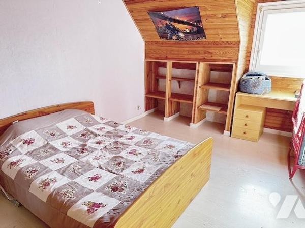 Maison avec grand terrain en zone constructible