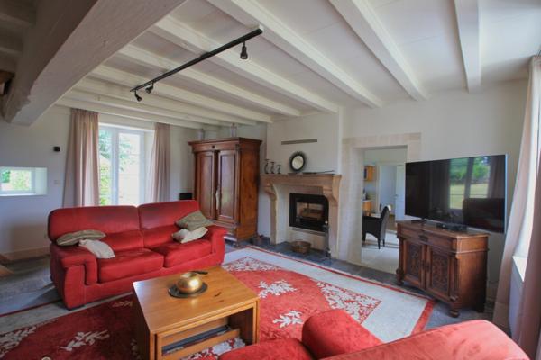 Belle propriété, rénovée récemment, avec gîtes sur 3761 m² de terrain.