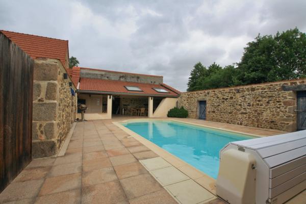 Belle propriété, rénovée récemment, avec gîtes sur 3761 m² de terrain.