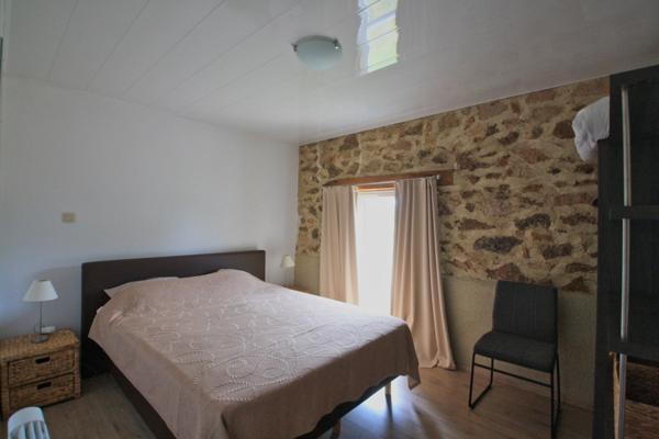 Belle propriété, rénovée récemment, avec gîtes sur 3761 m² de terrain.