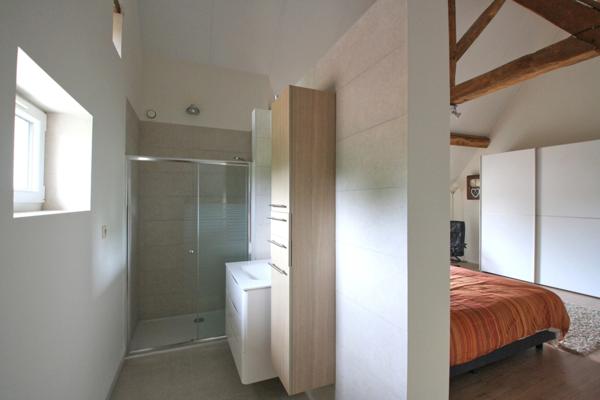 Belle propriété, rénovée récemment, avec gîtes sur 3761 m² de terrain.