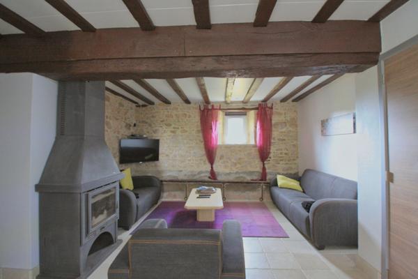 Belle propriété, rénovée récemment, avec gîtes sur 3761 m² de terrain.