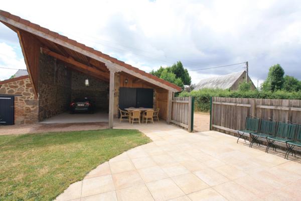 Belle propriété, rénovée récemment, avec gîtes sur 3761 m² de terrain.