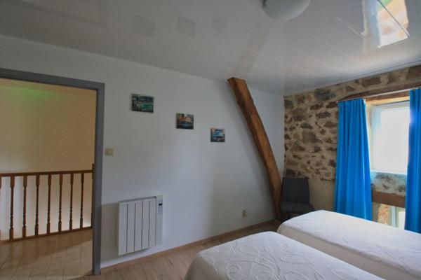 Belle propriété, rénovée récemment, avec gîtes sur 3761 m² de terrain.