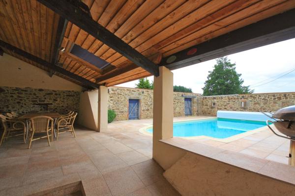 Belle propriété, rénovée récemment, avec gîtes sur 3761 m² de terrain.