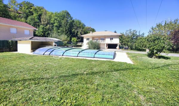 À Cranves-Sales, à 4 minutes de l'A40, dans un environnement résidentiel agréable et à proximité de Genève et de la frontière suisse, découvrez cette maison familiale offrant de beaux volumes, de très agréables extérieurs et de nombreux espaces pour profiter de la maison en toute saison.

Implantée sur un terrain plat, clos et arboré d’environ 1 600 m², accessible par un portail électrique, la propriété bénéficie d’un cadre verdoyant agrémenté de plusieurs arbres fruitiers : figuier, prunier, pommier…

La maison dispose actuellement de 108 m² habitables officiels au premier étage, auxquels s’ajoutent environ 42 m² aménagés au rez-de-chaussée.
Ces espaces aménagés au rez-de-chaussée font actuellement l’objet d’une démarche de régularisation administrative auprès de la mairie.

Le premier étage accueille les principales pièces de vie et bénéficie d’une belle luminosité grâce à son exposition sud.

Il se compose de 3 chambres, d’un salon-salle à manger lumineux exposé plein sud, d’une cuisine séparée, également orientée sud, ainsi que d’une salle de bains avec douche, WC et meuble double vasque.

Un grand balcon exposé sud prolonge agréablement les pièces de vie et permet de profiter pleinement des beaux jours.

Le rez-de-chaussée offre environ 42 m² aménagés, actuellement organisés comme une véritable suite parentale.

Elle comprend une grande chambre, un dressing, une salle de bains équipée d’une baignoire balnéo et d’un meuble double vasque contemporain, ainsi qu’un WC indépendant.

Un espace confortable qui peut également convenir pour accueillir famille ou amis, créer un espace indépendant ou simplement profiter d’un niveau supplémentaire au sein de la maison.

Ce niveau comprend également un grand garage ainsi qu’une cave, et un espace couvert extérieur offrant de précieux espaces de stationnement et de rangement.

À l’extérieur, le jardin de 1 600 m², plat, clos et arboré, offre de nombreux espaces dédiés à la détente.

La propriété dispose d’une piscine enterrée et couverte, permettant d’en profiter sur une période particulièrement étendue de l’année.

À proximité immédiate de la piscine, une petite dépendance aménagée façon bar / lounge apporte une vraie convivialité.

Une grande terrasse esprit solarium permet de profiter du soleil, l'environnement invite aux déjeuners et aux longues soirées d’été.

Le jardin, généreux et facile à vivre, laisse également de nombreuses possibilités : jeux pour les enfants, potager, détente ou simplement le plaisir d’un bel espace vert autour de la maison. Un grand espace clos ombragé permet à une famille avec des chiens par exemple de pouvoir les garder en sécurité dans la propriété même quand le portail est ouvert.

Entre son terrain de 1 600 m², sa piscine couverte, ses espaces extérieurs conviviaux, sa grande suite aménagée au rez-de-chaussée et ses pièces de vie baignées de lumière, cette maison offre un cadre particulièrement agréable pour une famille recherchant espace, confort et proximité immédiate avec Genève.

Surface habitable actuellement reconnue : 108 m²
Environ 42 m² supplémentaires aménagés au rez-de-chaussée, faisant actuellement l’objet d’une démarche de régularisation administrative auprès de la mairie.
Terrain : environ 1 600 m², plat, clos et arboré.
Piscine enterrée et couverte – grand garage – cave – portail électrique.