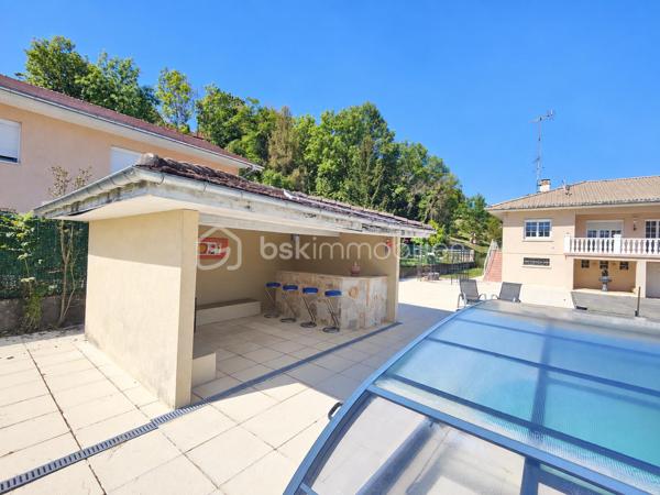 À Cranves-Sales, à 4 minutes de l'A40, dans un environnement résidentiel agréable et à proximité de Genève et de la frontière suisse, découvrez cette maison familiale offrant de beaux volumes, de très agréables extérieurs et de nombreux espaces pour profiter de la maison en toute saison.

Implantée sur un terrain plat, clos et arboré d’environ 1 600 m², accessible par un portail électrique, la propriété bénéficie d’un cadre verdoyant agrémenté de plusieurs arbres fruitiers : figuier, prunier, pommier…

La maison dispose actuellement de 108 m² habitables officiels au premier étage, auxquels s’ajoutent environ 42 m² aménagés au rez-de-chaussée.
Ces espaces aménagés au rez-de-chaussée font actuellement l’objet d’une démarche de régularisation administrative auprès de la mairie.

Le premier étage accueille les principales pièces de vie et bénéficie d’une belle luminosité grâce à son exposition sud.

Il se compose de 3 chambres, d’un salon-salle à manger lumineux exposé plein sud, d’une cuisine séparée, également orientée sud, ainsi que d’une salle de bains avec douche, WC et meuble double vasque.

Un grand balcon exposé sud prolonge agréablement les pièces de vie et permet de profiter pleinement des beaux jours.

Le rez-de-chaussée offre environ 42 m² aménagés, actuellement organisés comme une véritable suite parentale.

Elle comprend une grande chambre, un dressing, une salle de bains équipée d’une baignoire balnéo et d’un meuble double vasque contemporain, ainsi qu’un WC indépendant.

Un espace confortable qui peut également convenir pour accueillir famille ou amis, créer un espace indépendant ou simplement profiter d’un niveau supplémentaire au sein de la maison.

Ce niveau comprend également un grand garage ainsi qu’une cave, et un espace couvert extérieur offrant de précieux espaces de stationnement et de rangement.

À l’extérieur, le jardin de 1 600 m², plat, clos et arboré, offre de nombreux espaces dédiés à la détente.

La propriété dispose d’une piscine enterrée et couverte, permettant d’en profiter sur une période particulièrement étendue de l’année.

À proximité immédiate de la piscine, une petite dépendance aménagée façon bar / lounge apporte une vraie convivialité.

Une grande terrasse esprit solarium permet de profiter du soleil, l'environnement invite aux déjeuners et aux longues soirées d’été.

Le jardin, généreux et facile à vivre, laisse également de nombreuses possibilités : jeux pour les enfants, potager, détente ou simplement le plaisir d’un bel espace vert autour de la maison. Un grand espace clos ombragé permet à une famille avec des chiens par exemple de pouvoir les garder en sécurité dans la propriété même quand le portail est ouvert.

Entre son terrain de 1 600 m², sa piscine couverte, ses espaces extérieurs conviviaux, sa grande suite aménagée au rez-de-chaussée et ses pièces de vie baignées de lumière, cette maison offre un cadre particulièrement agréable pour une famille recherchant espace, confort et proximité immédiate avec Genève.

Surface habitable actuellement reconnue : 108 m²
Environ 42 m² supplémentaires aménagés au rez-de-chaussée, faisant actuellement l’objet d’une démarche de régularisation administrative auprès de la mairie.
Terrain : environ 1 600 m², plat, clos et arboré.
Piscine enterrée et couverte – grand garage – cave – portail électrique.