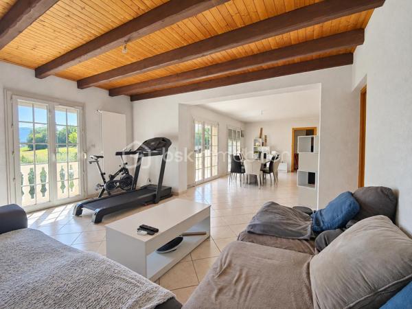 À Cranves-Sales, à 4 minutes de l'A40, dans un environnement résidentiel agréable et à proximité de Genève et de la frontière suisse, découvrez cette maison familiale offrant de beaux volumes, de très agréables extérieurs et de nombreux espaces pour profiter de la maison en toute saison.

Implantée sur un terrain plat, clos et arboré d’environ 1 600 m², accessible par un portail électrique, la propriété bénéficie d’un cadre verdoyant agrémenté de plusieurs arbres fruitiers : figuier, prunier, pommier…

La maison dispose actuellement de 108 m² habitables officiels au premier étage, auxquels s’ajoutent environ 42 m² aménagés au rez-de-chaussée.
Ces espaces aménagés au rez-de-chaussée font actuellement l’objet d’une démarche de régularisation administrative auprès de la mairie.

Le premier étage accueille les principales pièces de vie et bénéficie d’une belle luminosité grâce à son exposition sud.

Il se compose de 3 chambres, d’un salon-salle à manger lumineux exposé plein sud, d’une cuisine séparée, également orientée sud, ainsi que d’une salle de bains avec douche, WC et meuble double vasque.

Un grand balcon exposé sud prolonge agréablement les pièces de vie et permet de profiter pleinement des beaux jours.

Le rez-de-chaussée offre environ 42 m² aménagés, actuellement organisés comme une véritable suite parentale.

Elle comprend une grande chambre, un dressing, une salle de bains équipée d’une baignoire balnéo et d’un meuble double vasque contemporain, ainsi qu’un WC indépendant.

Un espace confortable qui peut également convenir pour accueillir famille ou amis, créer un espace indépendant ou simplement profiter d’un niveau supplémentaire au sein de la maison.

Ce niveau comprend également un grand garage ainsi qu’une cave, et un espace couvert extérieur offrant de précieux espaces de stationnement et de rangement.

À l’extérieur, le jardin de 1 600 m², plat, clos et arboré, offre de nombreux espaces dédiés à la détente.

La propriété dispose d’une piscine enterrée et couverte, permettant d’en profiter sur une période particulièrement étendue de l’année.

À proximité immédiate de la piscine, une petite dépendance aménagée façon bar / lounge apporte une vraie convivialité.

Une grande terrasse esprit solarium permet de profiter du soleil, l'environnement invite aux déjeuners et aux longues soirées d’été.

Le jardin, généreux et facile à vivre, laisse également de nombreuses possibilités : jeux pour les enfants, potager, détente ou simplement le plaisir d’un bel espace vert autour de la maison. Un grand espace clos ombragé permet à une famille avec des chiens par exemple de pouvoir les garder en sécurité dans la propriété même quand le portail est ouvert.

Entre son terrain de 1 600 m², sa piscine couverte, ses espaces extérieurs conviviaux, sa grande suite aménagée au rez-de-chaussée et ses pièces de vie baignées de lumière, cette maison offre un cadre particulièrement agréable pour une famille recherchant espace, confort et proximité immédiate avec Genève.

Surface habitable actuellement reconnue : 108 m²
Environ 42 m² supplémentaires aménagés au rez-de-chaussée, faisant actuellement l’objet d’une démarche de régularisation administrative auprès de la mairie.
Terrain : environ 1 600 m², plat, clos et arboré.
Piscine enterrée et couverte – grand garage – cave – portail électrique.