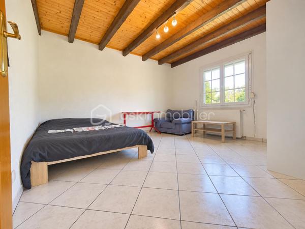 À Cranves-Sales, à 4 minutes de l'A40, dans un environnement résidentiel agréable et à proximité de Genève et de la frontière suisse, découvrez cette maison familiale offrant de beaux volumes, de très agréables extérieurs et de nombreux espaces pour profiter de la maison en toute saison.

Implantée sur un terrain plat, clos et arboré d’environ 1 600 m², accessible par un portail électrique, la propriété bénéficie d’un cadre verdoyant agrémenté de plusieurs arbres fruitiers : figuier, prunier, pommier…

La maison dispose actuellement de 108 m² habitables officiels au premier étage, auxquels s’ajoutent environ 42 m² aménagés au rez-de-chaussée.
Ces espaces aménagés au rez-de-chaussée font actuellement l’objet d’une démarche de régularisation administrative auprès de la mairie.

Le premier étage accueille les principales pièces de vie et bénéficie d’une belle luminosité grâce à son exposition sud.

Il se compose de 3 chambres, d’un salon-salle à manger lumineux exposé plein sud, d’une cuisine séparée, également orientée sud, ainsi que d’une salle de bains avec douche, WC et meuble double vasque.

Un grand balcon exposé sud prolonge agréablement les pièces de vie et permet de profiter pleinement des beaux jours.

Le rez-de-chaussée offre environ 42 m² aménagés, actuellement organisés comme une véritable suite parentale.

Elle comprend une grande chambre, un dressing, une salle de bains équipée d’une baignoire balnéo et d’un meuble double vasque contemporain, ainsi qu’un WC indépendant.

Un espace confortable qui peut également convenir pour accueillir famille ou amis, créer un espace indépendant ou simplement profiter d’un niveau supplémentaire au sein de la maison.

Ce niveau comprend également un grand garage ainsi qu’une cave, et un espace couvert extérieur offrant de précieux espaces de stationnement et de rangement.

À l’extérieur, le jardin de 1 600 m², plat, clos et arboré, offre de nombreux espaces dédiés à la détente.

La propriété dispose d’une piscine enterrée et couverte, permettant d’en profiter sur une période particulièrement étendue de l’année.

À proximité immédiate de la piscine, une petite dépendance aménagée façon bar / lounge apporte une vraie convivialité.

Une grande terrasse esprit solarium permet de profiter du soleil, l'environnement invite aux déjeuners et aux longues soirées d’été.

Le jardin, généreux et facile à vivre, laisse également de nombreuses possibilités : jeux pour les enfants, potager, détente ou simplement le plaisir d’un bel espace vert autour de la maison. Un grand espace clos ombragé permet à une famille avec des chiens par exemple de pouvoir les garder en sécurité dans la propriété même quand le portail est ouvert.

Entre son terrain de 1 600 m², sa piscine couverte, ses espaces extérieurs conviviaux, sa grande suite aménagée au rez-de-chaussée et ses pièces de vie baignées de lumière, cette maison offre un cadre particulièrement agréable pour une famille recherchant espace, confort et proximité immédiate avec Genève.

Surface habitable actuellement reconnue : 108 m²
Environ 42 m² supplémentaires aménagés au rez-de-chaussée, faisant actuellement l’objet d’une démarche de régularisation administrative auprès de la mairie.
Terrain : environ 1 600 m², plat, clos et arboré.
Piscine enterrée et couverte – grand garage – cave – portail électrique.