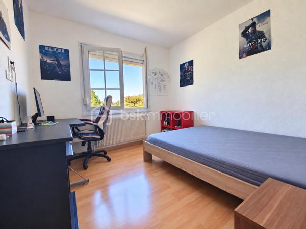 À Cranves-Sales, à 4 minutes de l'A40, dans un environnement résidentiel agréable et à proximité de Genève et de la frontière suisse, découvrez cette maison familiale offrant de beaux volumes, de très agréables extérieurs et de nombreux espaces pour profiter de la maison en toute saison.

Implantée sur un terrain plat, clos et arboré d’environ 1 600 m², accessible par un portail électrique, la propriété bénéficie d’un cadre verdoyant agrémenté de plusieurs arbres fruitiers : figuier, prunier, pommier…

La maison dispose actuellement de 108 m² habitables officiels au premier étage, auxquels s’ajoutent environ 42 m² aménagés au rez-de-chaussée.
Ces espaces aménagés au rez-de-chaussée font actuellement l’objet d’une démarche de régularisation administrative auprès de la mairie.

Le premier étage accueille les principales pièces de vie et bénéficie d’une belle luminosité grâce à son exposition sud.

Il se compose de 3 chambres, d’un salon-salle à manger lumineux exposé plein sud, d’une cuisine séparée, également orientée sud, ainsi que d’une salle de bains avec douche, WC et meuble double vasque.

Un grand balcon exposé sud prolonge agréablement les pièces de vie et permet de profiter pleinement des beaux jours.

Le rez-de-chaussée offre environ 42 m² aménagés, actuellement organisés comme une véritable suite parentale.

Elle comprend une grande chambre, un dressing, une salle de bains équipée d’une baignoire balnéo et d’un meuble double vasque contemporain, ainsi qu’un WC indépendant.

Un espace confortable qui peut également convenir pour accueillir famille ou amis, créer un espace indépendant ou simplement profiter d’un niveau supplémentaire au sein de la maison.

Ce niveau comprend également un grand garage ainsi qu’une cave, et un espace couvert extérieur offrant de précieux espaces de stationnement et de rangement.

À l’extérieur, le jardin de 1 600 m², plat, clos et arboré, offre de nombreux espaces dédiés à la détente.

La propriété dispose d’une piscine enterrée et couverte, permettant d’en profiter sur une période particulièrement étendue de l’année.

À proximité immédiate de la piscine, une petite dépendance aménagée façon bar / lounge apporte une vraie convivialité.

Une grande terrasse esprit solarium permet de profiter du soleil, l'environnement invite aux déjeuners et aux longues soirées d’été.

Le jardin, généreux et facile à vivre, laisse également de nombreuses possibilités : jeux pour les enfants, potager, détente ou simplement le plaisir d’un bel espace vert autour de la maison. Un grand espace clos ombragé permet à une famille avec des chiens par exemple de pouvoir les garder en sécurité dans la propriété même quand le portail est ouvert.

Entre son terrain de 1 600 m², sa piscine couverte, ses espaces extérieurs conviviaux, sa grande suite aménagée au rez-de-chaussée et ses pièces de vie baignées de lumière, cette maison offre un cadre particulièrement agréable pour une famille recherchant espace, confort et proximité immédiate avec Genève.

Surface habitable actuellement reconnue : 108 m²
Environ 42 m² supplémentaires aménagés au rez-de-chaussée, faisant actuellement l’objet d’une démarche de régularisation administrative auprès de la mairie.
Terrain : environ 1 600 m², plat, clos et arboré.
Piscine enterrée et couverte – grand garage – cave – portail électrique.