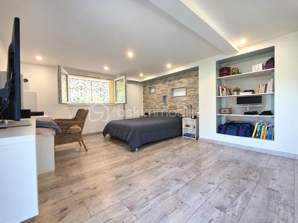 À Cranves-Sales, à 4 minutes de l'A40, dans un environnement résidentiel agréable et à proximité de Genève et de la frontière suisse, découvrez cette maison familiale offrant de beaux volumes, de très agréables extérieurs et de nombreux espaces pour profiter de la maison en toute saison.

Implantée sur un terrain plat, clos et arboré d’environ 1 600 m², accessible par un portail électrique, la propriété bénéficie d’un cadre verdoyant agrémenté de plusieurs arbres fruitiers : figuier, prunier, pommier…

La maison dispose actuellement de 108 m² habitables officiels au premier étage, auxquels s’ajoutent environ 42 m² aménagés au rez-de-chaussée.
Ces espaces aménagés au rez-de-chaussée font actuellement l’objet d’une démarche de régularisation administrative auprès de la mairie.

Le premier étage accueille les principales pièces de vie et bénéficie d’une belle luminosité grâce à son exposition sud.

Il se compose de 3 chambres, d’un salon-salle à manger lumineux exposé plein sud, d’une cuisine séparée, également orientée sud, ainsi que d’une salle de bains avec douche, WC et meuble double vasque.

Un grand balcon exposé sud prolonge agréablement les pièces de vie et permet de profiter pleinement des beaux jours.

Le rez-de-chaussée offre environ 42 m² aménagés, actuellement organisés comme une véritable suite parentale.

Elle comprend une grande chambre, un dressing, une salle de bains équipée d’une baignoire balnéo et d’un meuble double vasque contemporain, ainsi qu’un WC indépendant.

Un espace confortable qui peut également convenir pour accueillir famille ou amis, créer un espace indépendant ou simplement profiter d’un niveau supplémentaire au sein de la maison.

Ce niveau comprend également un grand garage ainsi qu’une cave, et un espace couvert extérieur offrant de précieux espaces de stationnement et de rangement.

À l’extérieur, le jardin de 1 600 m², plat, clos et arboré, offre de nombreux espaces dédiés à la détente.

La propriété dispose d’une piscine enterrée et couverte, permettant d’en profiter sur une période particulièrement étendue de l’année.

À proximité immédiate de la piscine, une petite dépendance aménagée façon bar / lounge apporte une vraie convivialité.

Une grande terrasse esprit solarium permet de profiter du soleil, l'environnement invite aux déjeuners et aux longues soirées d’été.

Le jardin, généreux et facile à vivre, laisse également de nombreuses possibilités : jeux pour les enfants, potager, détente ou simplement le plaisir d’un bel espace vert autour de la maison. Un grand espace clos ombragé permet à une famille avec des chiens par exemple de pouvoir les garder en sécurité dans la propriété même quand le portail est ouvert.

Entre son terrain de 1 600 m², sa piscine couverte, ses espaces extérieurs conviviaux, sa grande suite aménagée au rez-de-chaussée et ses pièces de vie baignées de lumière, cette maison offre un cadre particulièrement agréable pour une famille recherchant espace, confort et proximité immédiate avec Genève.

Surface habitable actuellement reconnue : 108 m²
Environ 42 m² supplémentaires aménagés au rez-de-chaussée, faisant actuellement l’objet d’une démarche de régularisation administrative auprès de la mairie.
Terrain : environ 1 600 m², plat, clos et arboré.
Piscine enterrée et couverte – grand garage – cave – portail électrique.