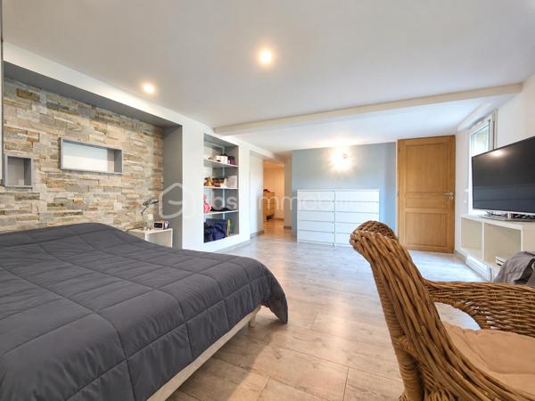 À Cranves-Sales, à 4 minutes de l'A40, dans un environnement résidentiel agréable et à proximité de Genève et de la frontière suisse, découvrez cette maison familiale offrant de beaux volumes, de très agréables extérieurs et de nombreux espaces pour profiter de la maison en toute saison.

Implantée sur un terrain plat, clos et arboré d’environ 1 600 m², accessible par un portail électrique, la propriété bénéficie d’un cadre verdoyant agrémenté de plusieurs arbres fruitiers : figuier, prunier, pommier…

La maison dispose actuellement de 108 m² habitables officiels au premier étage, auxquels s’ajoutent environ 42 m² aménagés au rez-de-chaussée.
Ces espaces aménagés au rez-de-chaussée font actuellement l’objet d’une démarche de régularisation administrative auprès de la mairie.

Le premier étage accueille les principales pièces de vie et bénéficie d’une belle luminosité grâce à son exposition sud.

Il se compose de 3 chambres, d’un salon-salle à manger lumineux exposé plein sud, d’une cuisine séparée, également orientée sud, ainsi que d’une salle de bains avec douche, WC et meuble double vasque.

Un grand balcon exposé sud prolonge agréablement les pièces de vie et permet de profiter pleinement des beaux jours.

Le rez-de-chaussée offre environ 42 m² aménagés, actuellement organisés comme une véritable suite parentale.

Elle comprend une grande chambre, un dressing, une salle de bains équipée d’une baignoire balnéo et d’un meuble double vasque contemporain, ainsi qu’un WC indépendant.

Un espace confortable qui peut également convenir pour accueillir famille ou amis, créer un espace indépendant ou simplement profiter d’un niveau supplémentaire au sein de la maison.

Ce niveau comprend également un grand garage ainsi qu’une cave, et un espace couvert extérieur offrant de précieux espaces de stationnement et de rangement.

À l’extérieur, le jardin de 1 600 m², plat, clos et arboré, offre de nombreux espaces dédiés à la détente.

La propriété dispose d’une piscine enterrée et couverte, permettant d’en profiter sur une période particulièrement étendue de l’année.

À proximité immédiate de la piscine, une petite dépendance aménagée façon bar / lounge apporte une vraie convivialité.

Une grande terrasse esprit solarium permet de profiter du soleil, l'environnement invite aux déjeuners et aux longues soirées d’été.

Le jardin, généreux et facile à vivre, laisse également de nombreuses possibilités : jeux pour les enfants, potager, détente ou simplement le plaisir d’un bel espace vert autour de la maison. Un grand espace clos ombragé permet à une famille avec des chiens par exemple de pouvoir les garder en sécurité dans la propriété même quand le portail est ouvert.

Entre son terrain de 1 600 m², sa piscine couverte, ses espaces extérieurs conviviaux, sa grande suite aménagée au rez-de-chaussée et ses pièces de vie baignées de lumière, cette maison offre un cadre particulièrement agréable pour une famille recherchant espace, confort et proximité immédiate avec Genève.

Surface habitable actuellement reconnue : 108 m²
Environ 42 m² supplémentaires aménagés au rez-de-chaussée, faisant actuellement l’objet d’une démarche de régularisation administrative auprès de la mairie.
Terrain : environ 1 600 m², plat, clos et arboré.
Piscine enterrée et couverte – grand garage – cave – portail électrique.