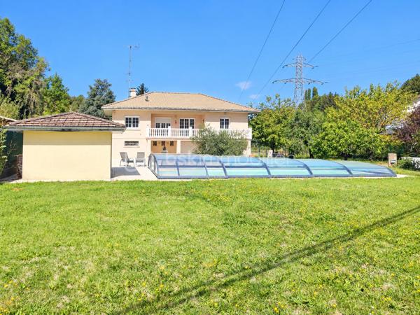À Cranves-Sales, à 4 minutes de l'A40, dans un environnement résidentiel agréable et à proximité de Genève et de la frontière suisse, découvrez cette maison familiale offrant de beaux volumes, de très agréables extérieurs et de nombreux espaces pour profiter de la maison en toute saison.

Implantée sur un terrain plat, clos et arboré d’environ 1 600 m², accessible par un portail électrique, la propriété bénéficie d’un cadre verdoyant agrémenté de plusieurs arbres fruitiers : figuier, prunier, pommier…

La maison dispose actuellement de 108 m² habitables officiels au premier étage, auxquels s’ajoutent environ 42 m² aménagés au rez-de-chaussée.
Ces espaces aménagés au rez-de-chaussée font actuellement l’objet d’une démarche de régularisation administrative auprès de la mairie.

Le premier étage accueille les principales pièces de vie et bénéficie d’une belle luminosité grâce à son exposition sud.

Il se compose de 3 chambres, d’un salon-salle à manger lumineux exposé plein sud, d’une cuisine séparée, également orientée sud, ainsi que d’une salle de bains avec douche, WC et meuble double vasque.

Un grand balcon exposé sud prolonge agréablement les pièces de vie et permet de profiter pleinement des beaux jours.

Le rez-de-chaussée offre environ 42 m² aménagés, actuellement organisés comme une véritable suite parentale.

Elle comprend une grande chambre, un dressing, une salle de bains équipée d’une baignoire balnéo et d’un meuble double vasque contemporain, ainsi qu’un WC indépendant.

Un espace confortable qui peut également convenir pour accueillir famille ou amis, créer un espace indépendant ou simplement profiter d’un niveau supplémentaire au sein de la maison.

Ce niveau comprend également un grand garage ainsi qu’une cave, et un espace couvert extérieur offrant de précieux espaces de stationnement et de rangement.

À l’extérieur, le jardin de 1 600 m², plat, clos et arboré, offre de nombreux espaces dédiés à la détente.

La propriété dispose d’une piscine enterrée et couverte, permettant d’en profiter sur une période particulièrement étendue de l’année.

À proximité immédiate de la piscine, une petite dépendance aménagée façon bar / lounge apporte une vraie convivialité.

Une grande terrasse esprit solarium permet de profiter du soleil, l'environnement invite aux déjeuners et aux longues soirées d’été.

Le jardin, généreux et facile à vivre, laisse également de nombreuses possibilités : jeux pour les enfants, potager, détente ou simplement le plaisir d’un bel espace vert autour de la maison. Un grand espace clos ombragé permet à une famille avec des chiens par exemple de pouvoir les garder en sécurité dans la propriété même quand le portail est ouvert.

Entre son terrain de 1 600 m², sa piscine couverte, ses espaces extérieurs conviviaux, sa grande suite aménagée au rez-de-chaussée et ses pièces de vie baignées de lumière, cette maison offre un cadre particulièrement agréable pour une famille recherchant espace, confort et proximité immédiate avec Genève.

Surface habitable actuellement reconnue : 108 m²
Environ 42 m² supplémentaires aménagés au rez-de-chaussée, faisant actuellement l’objet d’une démarche de régularisation administrative auprès de la mairie.
Terrain : environ 1 600 m², plat, clos et arboré.
Piscine enterrée et couverte – grand garage – cave – portail électrique.
