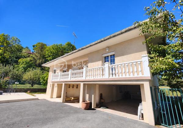 À Cranves-Sales, à 4 minutes de l'A40, dans un environnement résidentiel agréable et à proximité de Genève et de la frontière suisse, découvrez cette maison familiale offrant de beaux volumes, de très agréables extérieurs et de nombreux espaces pour profiter de la maison en toute saison.

Implantée sur un terrain plat, clos et arboré d’environ 1 600 m², accessible par un portail électrique, la propriété bénéficie d’un cadre verdoyant agrémenté de plusieurs arbres fruitiers : figuier, prunier, pommier…

La maison dispose actuellement de 108 m² habitables officiels au premier étage, auxquels s’ajoutent environ 42 m² aménagés au rez-de-chaussée.
Ces espaces aménagés au rez-de-chaussée font actuellement l’objet d’une démarche de régularisation administrative auprès de la mairie.

Le premier étage accueille les principales pièces de vie et bénéficie d’une belle luminosité grâce à son exposition sud.

Il se compose de 3 chambres, d’un salon-salle à manger lumineux exposé plein sud, d’une cuisine séparée, également orientée sud, ainsi que d’une salle de bains avec douche, WC et meuble double vasque.

Un grand balcon exposé sud prolonge agréablement les pièces de vie et permet de profiter pleinement des beaux jours.

Le rez-de-chaussée offre environ 42 m² aménagés, actuellement organisés comme une véritable suite parentale.

Elle comprend une grande chambre, un dressing, une salle de bains équipée d’une baignoire balnéo et d’un meuble double vasque contemporain, ainsi qu’un WC indépendant.

Un espace confortable qui peut également convenir pour accueillir famille ou amis, créer un espace indépendant ou simplement profiter d’un niveau supplémentaire au sein de la maison.

Ce niveau comprend également un grand garage ainsi qu’une cave, et un espace couvert extérieur offrant de précieux espaces de stationnement et de rangement.

À l’extérieur, le jardin de 1 600 m², plat, clos et arboré, offre de nombreux espaces dédiés à la détente.

La propriété dispose d’une piscine enterrée et couverte, permettant d’en profiter sur une période particulièrement étendue de l’année.

À proximité immédiate de la piscine, une petite dépendance aménagée façon bar / lounge apporte une vraie convivialité.

Une grande terrasse esprit solarium permet de profiter du soleil, l'environnement invite aux déjeuners et aux longues soirées d’été.

Le jardin, généreux et facile à vivre, laisse également de nombreuses possibilités : jeux pour les enfants, potager, détente ou simplement le plaisir d’un bel espace vert autour de la maison. Un grand espace clos ombragé permet à une famille avec des chiens par exemple de pouvoir les garder en sécurité dans la propriété même quand le portail est ouvert.

Entre son terrain de 1 600 m², sa piscine couverte, ses espaces extérieurs conviviaux, sa grande suite aménagée au rez-de-chaussée et ses pièces de vie baignées de lumière, cette maison offre un cadre particulièrement agréable pour une famille recherchant espace, confort et proximité immédiate avec Genève.

Surface habitable actuellement reconnue : 108 m²
Environ 42 m² supplémentaires aménagés au rez-de-chaussée, faisant actuellement l’objet d’une démarche de régularisation administrative auprès de la mairie.
Terrain : environ 1 600 m², plat, clos et arboré.
Piscine enterrée et couverte – grand garage – cave – portail électrique.