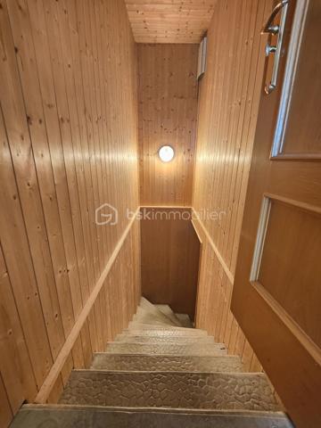 À Cranves-Sales, à 4 minutes de l'A40, dans un environnement résidentiel agréable et à proximité de Genève et de la frontière suisse, découvrez cette maison familiale offrant de beaux volumes, de très agréables extérieurs et de nombreux espaces pour profiter de la maison en toute saison.

Implantée sur un terrain plat, clos et arboré d’environ 1 600 m², accessible par un portail électrique, la propriété bénéficie d’un cadre verdoyant agrémenté de plusieurs arbres fruitiers : figuier, prunier, pommier…

La maison dispose actuellement de 108 m² habitables officiels au premier étage, auxquels s’ajoutent environ 42 m² aménagés au rez-de-chaussée.
Ces espaces aménagés au rez-de-chaussée font actuellement l’objet d’une démarche de régularisation administrative auprès de la mairie.

Le premier étage accueille les principales pièces de vie et bénéficie d’une belle luminosité grâce à son exposition sud.

Il se compose de 3 chambres, d’un salon-salle à manger lumineux exposé plein sud, d’une cuisine séparée, également orientée sud, ainsi que d’une salle de bains avec douche, WC et meuble double vasque.

Un grand balcon exposé sud prolonge agréablement les pièces de vie et permet de profiter pleinement des beaux jours.

Le rez-de-chaussée offre environ 42 m² aménagés, actuellement organisés comme une véritable suite parentale.

Elle comprend une grande chambre, un dressing, une salle de bains équipée d’une baignoire balnéo et d’un meuble double vasque contemporain, ainsi qu’un WC indépendant.

Un espace confortable qui peut également convenir pour accueillir famille ou amis, créer un espace indépendant ou simplement profiter d’un niveau supplémentaire au sein de la maison.

Ce niveau comprend également un grand garage ainsi qu’une cave, et un espace couvert extérieur offrant de précieux espaces de stationnement et de rangement.

À l’extérieur, le jardin de 1 600 m², plat, clos et arboré, offre de nombreux espaces dédiés à la détente.

La propriété dispose d’une piscine enterrée et couverte, permettant d’en profiter sur une période particulièrement étendue de l’année.

À proximité immédiate de la piscine, une petite dépendance aménagée façon bar / lounge apporte une vraie convivialité.

Une grande terrasse esprit solarium permet de profiter du soleil, l'environnement invite aux déjeuners et aux longues soirées d’été.

Le jardin, généreux et facile à vivre, laisse également de nombreuses possibilités : jeux pour les enfants, potager, détente ou simplement le plaisir d’un bel espace vert autour de la maison. Un grand espace clos ombragé permet à une famille avec des chiens par exemple de pouvoir les garder en sécurité dans la propriété même quand le portail est ouvert.

Entre son terrain de 1 600 m², sa piscine couverte, ses espaces extérieurs conviviaux, sa grande suite aménagée au rez-de-chaussée et ses pièces de vie baignées de lumière, cette maison offre un cadre particulièrement agréable pour une famille recherchant espace, confort et proximité immédiate avec Genève.

Surface habitable actuellement reconnue : 108 m²
Environ 42 m² supplémentaires aménagés au rez-de-chaussée, faisant actuellement l’objet d’une démarche de régularisation administrative auprès de la mairie.
Terrain : environ 1 600 m², plat, clos et arboré.
Piscine enterrée et couverte – grand garage – cave – portail électrique.