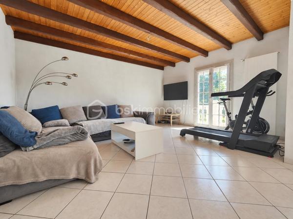À Cranves-Sales, à 4 minutes de l'A40, dans un environnement résidentiel agréable et à proximité de Genève et de la frontière suisse, découvrez cette maison familiale offrant de beaux volumes, de très agréables extérieurs et de nombreux espaces pour profiter de la maison en toute saison.

Implantée sur un terrain plat, clos et arboré d’environ 1 600 m², accessible par un portail électrique, la propriété bénéficie d’un cadre verdoyant agrémenté de plusieurs arbres fruitiers : figuier, prunier, pommier…

La maison dispose actuellement de 108 m² habitables officiels au premier étage, auxquels s’ajoutent environ 42 m² aménagés au rez-de-chaussée.
Ces espaces aménagés au rez-de-chaussée font actuellement l’objet d’une démarche de régularisation administrative auprès de la mairie.

Le premier étage accueille les principales pièces de vie et bénéficie d’une belle luminosité grâce à son exposition sud.

Il se compose de 3 chambres, d’un salon-salle à manger lumineux exposé plein sud, d’une cuisine séparée, également orientée sud, ainsi que d’une salle de bains avec douche, WC et meuble double vasque.

Un grand balcon exposé sud prolonge agréablement les pièces de vie et permet de profiter pleinement des beaux jours.

Le rez-de-chaussée offre environ 42 m² aménagés, actuellement organisés comme une véritable suite parentale.

Elle comprend une grande chambre, un dressing, une salle de bains équipée d’une baignoire balnéo et d’un meuble double vasque contemporain, ainsi qu’un WC indépendant.

Un espace confortable qui peut également convenir pour accueillir famille ou amis, créer un espace indépendant ou simplement profiter d’un niveau supplémentaire au sein de la maison.

Ce niveau comprend également un grand garage ainsi qu’une cave, et un espace couvert extérieur offrant de précieux espaces de stationnement et de rangement.

À l’extérieur, le jardin de 1 600 m², plat, clos et arboré, offre de nombreux espaces dédiés à la détente.

La propriété dispose d’une piscine enterrée et couverte, permettant d’en profiter sur une période particulièrement étendue de l’année.

À proximité immédiate de la piscine, une petite dépendance aménagée façon bar / lounge apporte une vraie convivialité.

Une grande terrasse esprit solarium permet de profiter du soleil, l'environnement invite aux déjeuners et aux longues soirées d’été.

Le jardin, généreux et facile à vivre, laisse également de nombreuses possibilités : jeux pour les enfants, potager, détente ou simplement le plaisir d’un bel espace vert autour de la maison. Un grand espace clos ombragé permet à une famille avec des chiens par exemple de pouvoir les garder en sécurité dans la propriété même quand le portail est ouvert.

Entre son terrain de 1 600 m², sa piscine couverte, ses espaces extérieurs conviviaux, sa grande suite aménagée au rez-de-chaussée et ses pièces de vie baignées de lumière, cette maison offre un cadre particulièrement agréable pour une famille recherchant espace, confort et proximité immédiate avec Genève.

Surface habitable actuellement reconnue : 108 m²
Environ 42 m² supplémentaires aménagés au rez-de-chaussée, faisant actuellement l’objet d’une démarche de régularisation administrative auprès de la mairie.
Terrain : environ 1 600 m², plat, clos et arboré.
Piscine enterrée et couverte – grand garage – cave – portail électrique.
