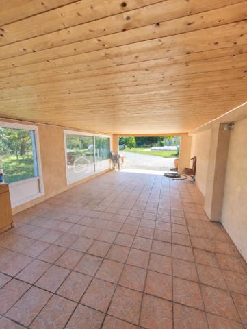 À Cranves-Sales, à 4 minutes de l'A40, dans un environnement résidentiel agréable et à proximité de Genève et de la frontière suisse, découvrez cette maison familiale offrant de beaux volumes, de très agréables extérieurs et de nombreux espaces pour profiter de la maison en toute saison.

Implantée sur un terrain plat, clos et arboré d’environ 1 600 m², accessible par un portail électrique, la propriété bénéficie d’un cadre verdoyant agrémenté de plusieurs arbres fruitiers : figuier, prunier, pommier…

La maison dispose actuellement de 108 m² habitables officiels au premier étage, auxquels s’ajoutent environ 42 m² aménagés au rez-de-chaussée.
Ces espaces aménagés au rez-de-chaussée font actuellement l’objet d’une démarche de régularisation administrative auprès de la mairie.

Le premier étage accueille les principales pièces de vie et bénéficie d’une belle luminosité grâce à son exposition sud.

Il se compose de 3 chambres, d’un salon-salle à manger lumineux exposé plein sud, d’une cuisine séparée, également orientée sud, ainsi que d’une salle de bains avec douche, WC et meuble double vasque.

Un grand balcon exposé sud prolonge agréablement les pièces de vie et permet de profiter pleinement des beaux jours.

Le rez-de-chaussée offre environ 42 m² aménagés, actuellement organisés comme une véritable suite parentale.

Elle comprend une grande chambre, un dressing, une salle de bains équipée d’une baignoire balnéo et d’un meuble double vasque contemporain, ainsi qu’un WC indépendant.

Un espace confortable qui peut également convenir pour accueillir famille ou amis, créer un espace indépendant ou simplement profiter d’un niveau supplémentaire au sein de la maison.

Ce niveau comprend également un grand garage ainsi qu’une cave, et un espace couvert extérieur offrant de précieux espaces de stationnement et de rangement.

À l’extérieur, le jardin de 1 600 m², plat, clos et arboré, offre de nombreux espaces dédiés à la détente.

La propriété dispose d’une piscine enterrée et couverte, permettant d’en profiter sur une période particulièrement étendue de l’année.

À proximité immédiate de la piscine, une petite dépendance aménagée façon bar / lounge apporte une vraie convivialité.

Une grande terrasse esprit solarium permet de profiter du soleil, l'environnement invite aux déjeuners et aux longues soirées d’été.

Le jardin, généreux et facile à vivre, laisse également de nombreuses possibilités : jeux pour les enfants, potager, détente ou simplement le plaisir d’un bel espace vert autour de la maison. Un grand espace clos ombragé permet à une famille avec des chiens par exemple de pouvoir les garder en sécurité dans la propriété même quand le portail est ouvert.

Entre son terrain de 1 600 m², sa piscine couverte, ses espaces extérieurs conviviaux, sa grande suite aménagée au rez-de-chaussée et ses pièces de vie baignées de lumière, cette maison offre un cadre particulièrement agréable pour une famille recherchant espace, confort et proximité immédiate avec Genève.

Surface habitable actuellement reconnue : 108 m²
Environ 42 m² supplémentaires aménagés au rez-de-chaussée, faisant actuellement l’objet d’une démarche de régularisation administrative auprès de la mairie.
Terrain : environ 1 600 m², plat, clos et arboré.
Piscine enterrée et couverte – grand garage – cave – portail électrique.