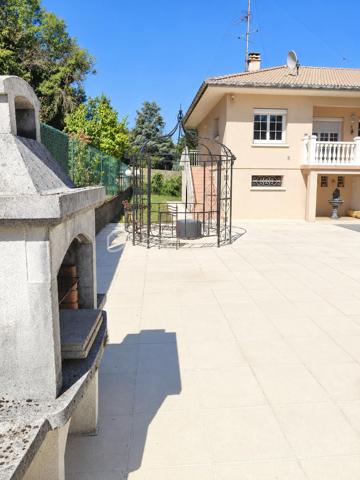 À Cranves-Sales, à 4 minutes de l'A40, dans un environnement résidentiel agréable et à proximité de Genève et de la frontière suisse, découvrez cette maison familiale offrant de beaux volumes, de très agréables extérieurs et de nombreux espaces pour profiter de la maison en toute saison.

Implantée sur un terrain plat, clos et arboré d’environ 1 600 m², accessible par un portail électrique, la propriété bénéficie d’un cadre verdoyant agrémenté de plusieurs arbres fruitiers : figuier, prunier, pommier…

La maison dispose actuellement de 108 m² habitables officiels au premier étage, auxquels s’ajoutent environ 42 m² aménagés au rez-de-chaussée.
Ces espaces aménagés au rez-de-chaussée font actuellement l’objet d’une démarche de régularisation administrative auprès de la mairie.

Le premier étage accueille les principales pièces de vie et bénéficie d’une belle luminosité grâce à son exposition sud.

Il se compose de 3 chambres, d’un salon-salle à manger lumineux exposé plein sud, d’une cuisine séparée, également orientée sud, ainsi que d’une salle de bains avec douche, WC et meuble double vasque.

Un grand balcon exposé sud prolonge agréablement les pièces de vie et permet de profiter pleinement des beaux jours.

Le rez-de-chaussée offre environ 42 m² aménagés, actuellement organisés comme une véritable suite parentale.

Elle comprend une grande chambre, un dressing, une salle de bains équipée d’une baignoire balnéo et d’un meuble double vasque contemporain, ainsi qu’un WC indépendant.

Un espace confortable qui peut également convenir pour accueillir famille ou amis, créer un espace indépendant ou simplement profiter d’un niveau supplémentaire au sein de la maison.

Ce niveau comprend également un grand garage ainsi qu’une cave, et un espace couvert extérieur offrant de précieux espaces de stationnement et de rangement.

À l’extérieur, le jardin de 1 600 m², plat, clos et arboré, offre de nombreux espaces dédiés à la détente.

La propriété dispose d’une piscine enterrée et couverte, permettant d’en profiter sur une période particulièrement étendue de l’année.

À proximité immédiate de la piscine, une petite dépendance aménagée façon bar / lounge apporte une vraie convivialité.

Une grande terrasse esprit solarium permet de profiter du soleil, l'environnement invite aux déjeuners et aux longues soirées d’été.

Le jardin, généreux et facile à vivre, laisse également de nombreuses possibilités : jeux pour les enfants, potager, détente ou simplement le plaisir d’un bel espace vert autour de la maison. Un grand espace clos ombragé permet à une famille avec des chiens par exemple de pouvoir les garder en sécurité dans la propriété même quand le portail est ouvert.

Entre son terrain de 1 600 m², sa piscine couverte, ses espaces extérieurs conviviaux, sa grande suite aménagée au rez-de-chaussée et ses pièces de vie baignées de lumière, cette maison offre un cadre particulièrement agréable pour une famille recherchant espace, confort et proximité immédiate avec Genève.

Surface habitable actuellement reconnue : 108 m²
Environ 42 m² supplémentaires aménagés au rez-de-chaussée, faisant actuellement l’objet d’une démarche de régularisation administrative auprès de la mairie.
Terrain : environ 1 600 m², plat, clos et arboré.
Piscine enterrée et couverte – grand garage – cave – portail électrique.