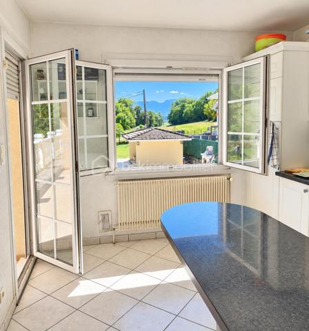 À Cranves-Sales, à 4 minutes de l'A40, dans un environnement résidentiel agréable et à proximité de Genève et de la frontière suisse, découvrez cette maison familiale offrant de beaux volumes, de très agréables extérieurs et de nombreux espaces pour profiter de la maison en toute saison.

Implantée sur un terrain plat, clos et arboré d’environ 1 600 m², accessible par un portail électrique, la propriété bénéficie d’un cadre verdoyant agrémenté de plusieurs arbres fruitiers : figuier, prunier, pommier…

La maison dispose actuellement de 108 m² habitables officiels au premier étage, auxquels s’ajoutent environ 42 m² aménagés au rez-de-chaussée.
Ces espaces aménagés au rez-de-chaussée font actuellement l’objet d’une démarche de régularisation administrative auprès de la mairie.

Le premier étage accueille les principales pièces de vie et bénéficie d’une belle luminosité grâce à son exposition sud.

Il se compose de 3 chambres, d’un salon-salle à manger lumineux exposé plein sud, d’une cuisine séparée, également orientée sud, ainsi que d’une salle de bains avec douche, WC et meuble double vasque.

Un grand balcon exposé sud prolonge agréablement les pièces de vie et permet de profiter pleinement des beaux jours.

Le rez-de-chaussée offre environ 42 m² aménagés, actuellement organisés comme une véritable suite parentale.

Elle comprend une grande chambre, un dressing, une salle de bains équipée d’une baignoire balnéo et d’un meuble double vasque contemporain, ainsi qu’un WC indépendant.

Un espace confortable qui peut également convenir pour accueillir famille ou amis, créer un espace indépendant ou simplement profiter d’un niveau supplémentaire au sein de la maison.

Ce niveau comprend également un grand garage ainsi qu’une cave, et un espace couvert extérieur offrant de précieux espaces de stationnement et de rangement.

À l’extérieur, le jardin de 1 600 m², plat, clos et arboré, offre de nombreux espaces dédiés à la détente.

La propriété dispose d’une piscine enterrée et couverte, permettant d’en profiter sur une période particulièrement étendue de l’année.

À proximité immédiate de la piscine, une petite dépendance aménagée façon bar / lounge apporte une vraie convivialité.

Une grande terrasse esprit solarium permet de profiter du soleil, l'environnement invite aux déjeuners et aux longues soirées d’été.

Le jardin, généreux et facile à vivre, laisse également de nombreuses possibilités : jeux pour les enfants, potager, détente ou simplement le plaisir d’un bel espace vert autour de la maison. Un grand espace clos ombragé permet à une famille avec des chiens par exemple de pouvoir les garder en sécurité dans la propriété même quand le portail est ouvert.

Entre son terrain de 1 600 m², sa piscine couverte, ses espaces extérieurs conviviaux, sa grande suite aménagée au rez-de-chaussée et ses pièces de vie baignées de lumière, cette maison offre un cadre particulièrement agréable pour une famille recherchant espace, confort et proximité immédiate avec Genève.

Surface habitable actuellement reconnue : 108 m²
Environ 42 m² supplémentaires aménagés au rez-de-chaussée, faisant actuellement l’objet d’une démarche de régularisation administrative auprès de la mairie.
Terrain : environ 1 600 m², plat, clos et arboré.
Piscine enterrée et couverte – grand garage – cave – portail électrique.