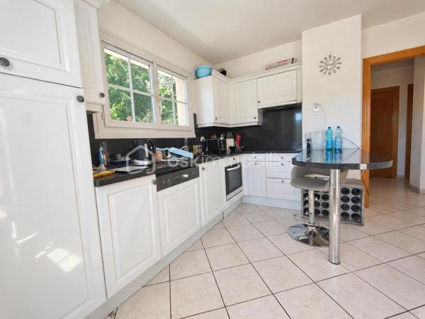 À Cranves-Sales, à 4 minutes de l'A40, dans un environnement résidentiel agréable et à proximité de Genève et de la frontière suisse, découvrez cette maison familiale offrant de beaux volumes, de très agréables extérieurs et de nombreux espaces pour profiter de la maison en toute saison.

Implantée sur un terrain plat, clos et arboré d’environ 1 600 m², accessible par un portail électrique, la propriété bénéficie d’un cadre verdoyant agrémenté de plusieurs arbres fruitiers : figuier, prunier, pommier…

La maison dispose actuellement de 108 m² habitables officiels au premier étage, auxquels s’ajoutent environ 42 m² aménagés au rez-de-chaussée.
Ces espaces aménagés au rez-de-chaussée font actuellement l’objet d’une démarche de régularisation administrative auprès de la mairie.

Le premier étage accueille les principales pièces de vie et bénéficie d’une belle luminosité grâce à son exposition sud.

Il se compose de 3 chambres, d’un salon-salle à manger lumineux exposé plein sud, d’une cuisine séparée, également orientée sud, ainsi que d’une salle de bains avec douche, WC et meuble double vasque.

Un grand balcon exposé sud prolonge agréablement les pièces de vie et permet de profiter pleinement des beaux jours.

Le rez-de-chaussée offre environ 42 m² aménagés, actuellement organisés comme une véritable suite parentale.

Elle comprend une grande chambre, un dressing, une salle de bains équipée d’une baignoire balnéo et d’un meuble double vasque contemporain, ainsi qu’un WC indépendant.

Un espace confortable qui peut également convenir pour accueillir famille ou amis, créer un espace indépendant ou simplement profiter d’un niveau supplémentaire au sein de la maison.

Ce niveau comprend également un grand garage ainsi qu’une cave, et un espace couvert extérieur offrant de précieux espaces de stationnement et de rangement.

À l’extérieur, le jardin de 1 600 m², plat, clos et arboré, offre de nombreux espaces dédiés à la détente.

La propriété dispose d’une piscine enterrée et couverte, permettant d’en profiter sur une période particulièrement étendue de l’année.

À proximité immédiate de la piscine, une petite dépendance aménagée façon bar / lounge apporte une vraie convivialité.

Une grande terrasse esprit solarium permet de profiter du soleil, l'environnement invite aux déjeuners et aux longues soirées d’été.

Le jardin, généreux et facile à vivre, laisse également de nombreuses possibilités : jeux pour les enfants, potager, détente ou simplement le plaisir d’un bel espace vert autour de la maison. Un grand espace clos ombragé permet à une famille avec des chiens par exemple de pouvoir les garder en sécurité dans la propriété même quand le portail est ouvert.

Entre son terrain de 1 600 m², sa piscine couverte, ses espaces extérieurs conviviaux, sa grande suite aménagée au rez-de-chaussée et ses pièces de vie baignées de lumière, cette maison offre un cadre particulièrement agréable pour une famille recherchant espace, confort et proximité immédiate avec Genève.

Surface habitable actuellement reconnue : 108 m²
Environ 42 m² supplémentaires aménagés au rez-de-chaussée, faisant actuellement l’objet d’une démarche de régularisation administrative auprès de la mairie.
Terrain : environ 1 600 m², plat, clos et arboré.
Piscine enterrée et couverte – grand garage – cave – portail électrique.