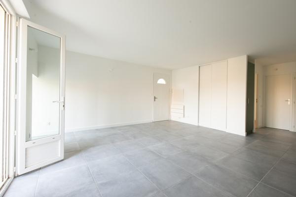 SOUS COMPROMIS - ARCHITECTURE CONTEMPORAINE - 1900 - Appartement rénové avec terrasse - Latresne