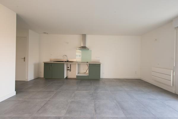 SOUS COMPROMIS - ARCHITECTURE CONTEMPORAINE - 1900 - Appartement rénové avec terrasse - Latresne