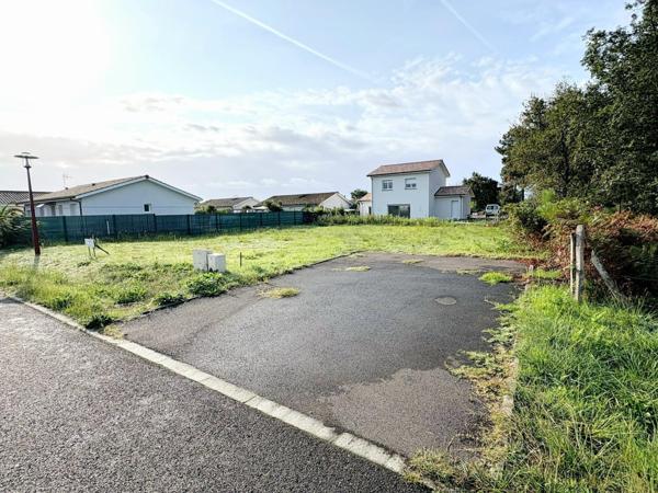 Terrain viabilisé à Parentis en Born de 528M2