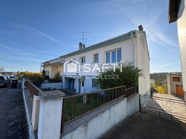 Maison avec un grand jardin de 1000 M2, trois chambres, cuisine ouverte sur le séjour