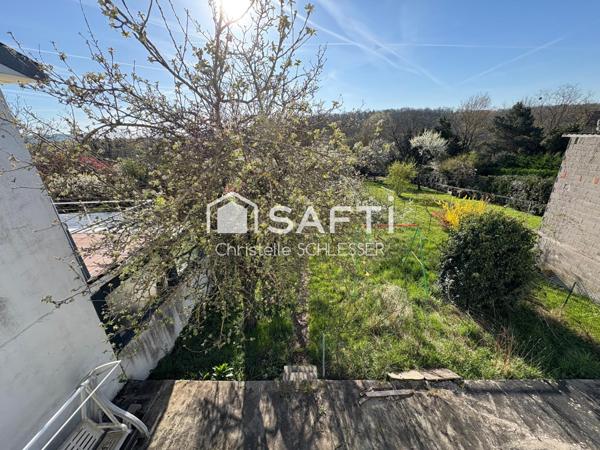 Maison avec un grand jardin de 1000 M2, trois chambres, cuisine ouverte sur le séjour