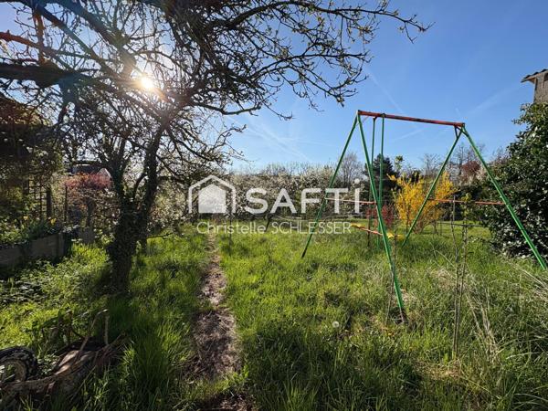 Maison avec un grand jardin de 1000 M2, trois chambres, cuisine ouverte sur le séjour