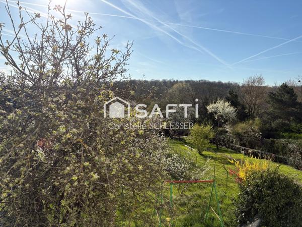 Maison avec un grand jardin de 1000 M2, trois chambres, cuisine ouverte sur le séjour