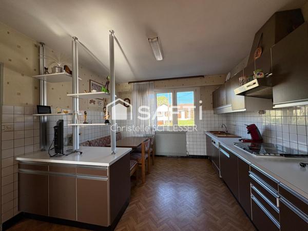 Maison avec un grand jardin de 1000 M2, trois chambres, cuisine ouverte sur le séjour