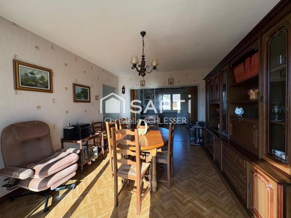 Maison avec un grand jardin de 1000 M2, trois chambres, cuisine ouverte sur le séjour