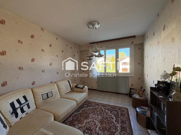 Maison avec un grand jardin de 1000 M2, trois chambres, cuisine ouverte sur le séjour