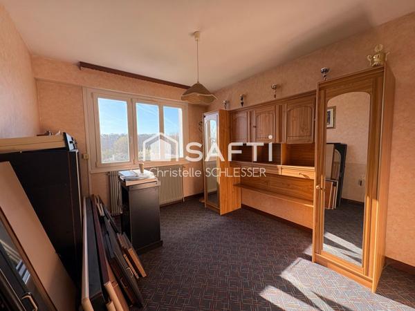 Maison avec un grand jardin de 1000 M2, trois chambres, cuisine ouverte sur le séjour