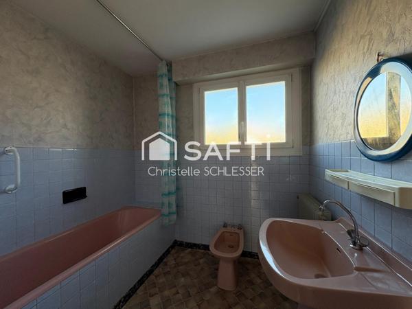 Maison avec un grand jardin de 1000 M2, trois chambres, cuisine ouverte sur le séjour