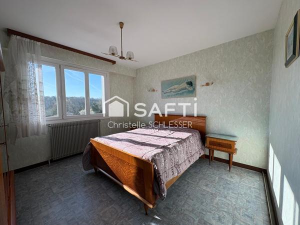 Maison avec un grand jardin de 1000 M2, trois chambres, cuisine ouverte sur le séjour