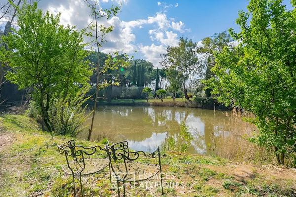 Villa de caractère avec parc paysager, étang et piscine