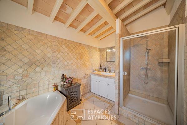 Villa de caractère avec parc paysager, étang et piscine