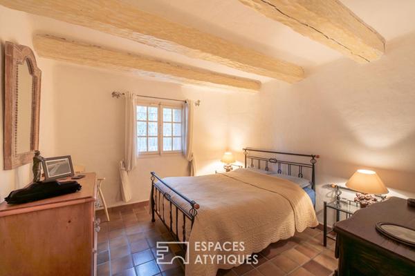 Villa de caractère avec parc paysager, étang et piscine