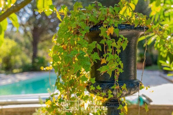 Villa de caractère avec parc paysager, étang et piscine