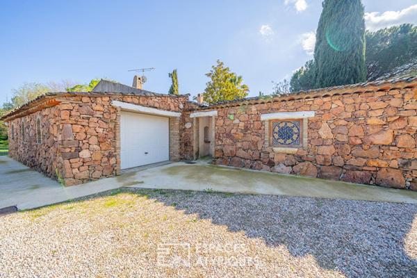 Villa de caractère avec parc paysager, étang et piscine