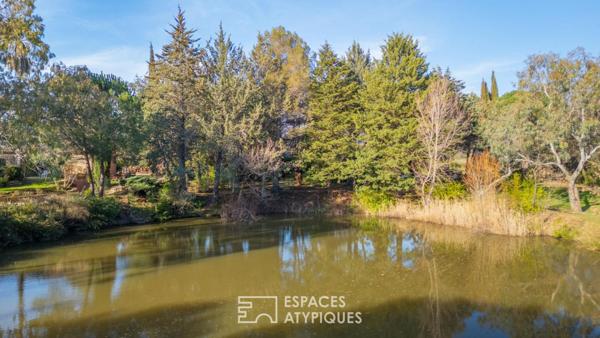 Villa de caractère avec parc paysager, étang et piscine
